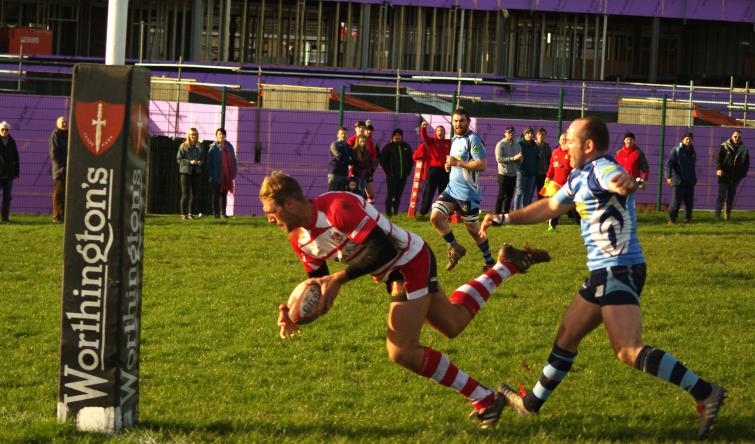 Mariners winger Josh Thomas scores the opening try
